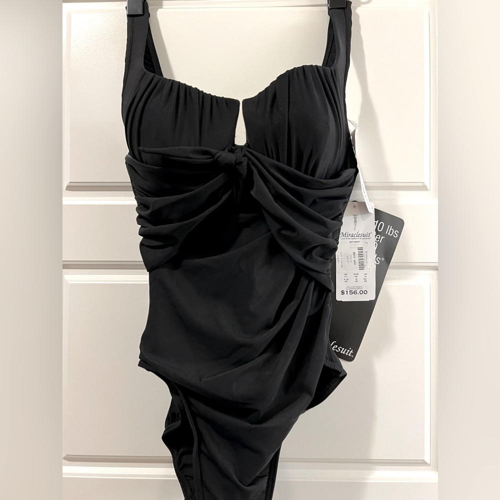 NWT Black Miracle Suit. GORGEOUS 🖤 Size 8